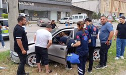 Beton direğe çarpan otomobilin sürücüsü yaralandı