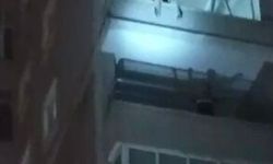 Beylikdüzü'nde balkon duvarına çıkıp dans eden kadın mahalleyi ayağa kaldırdı