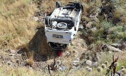 Bingöl'de hafif ticari araç şarampole devrildi: 1'i ağır, 6 yaralı