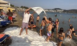 Bodrum'da sahile dökülen 2 ton buzla serinlediler