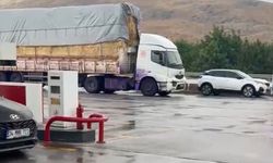 Boya yüklü TIR devrildi, yoldan geçen araçlar mora boyandı