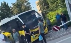 Bursa'da belediye minibüsü elektrik direğine çarptı: Kaza anı kamerada