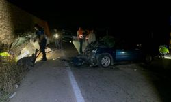 Bursa'da iki otomobil kafa kafaya çarpıştı: Anne ve kızı öldü, 2'si jandarma 5 yaralı