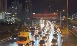 Büyükçekmece'de otomobil İETT otobüsüne çarptı: 1'i ağır 3 yaralı