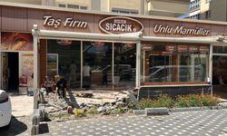 Çarpışan otomobillerden biri fırına girdi
