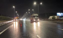 Çekmeköy'de yağış nedeniyle kayganlaşan yolda TIR bariyere çarptı