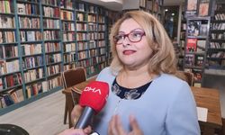 Çiçek Pasajı'nın girişinde açılan dondurmacı dükkanının renkli afiş ve panoları tartışma konusu oldu