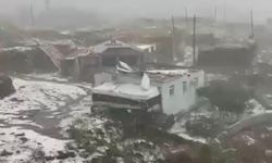 Çıldır'da şiddetli dolu ve fırtına: 20'den fazla evin çatısı uçtu