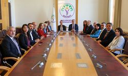 DEM Parti'li Bakırhan ve Hatimoğulları 'çerçeve yasa' teklifini imzaladı