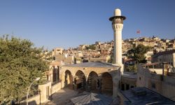 Depremde hasar gören iki tarihi camide restorasyon tamamlandı