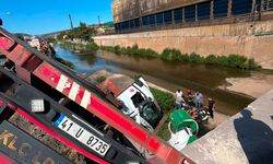 Dereye devrilen TIR'ın şoförü ağır yaralandı / Ek fotoğraflar