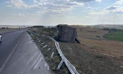 Devrilen buğday yüklü kamyonun şoförü yaralandı