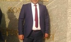 Devrilen traktörün altında kalan muhtar ağır yaralandı