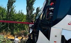 Diyarbakır'da otobüs şarampole devrildi: 2 yaralı