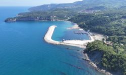 Doğal güzellikleri ile öne çıkan Tarlaağzı Plajı dronla görüntülendi