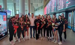 Dünya ikincisi U17 Voleybol Milli Takımı'na havalimanında çiçekli karşılama