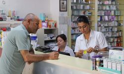 Eczanede başlayan mesaisi tarlada bitiyor
