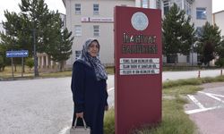Eğitim hayalinden vazgeçmeyen 4 çocuk annesi, 35 yıl sonra üniversiteli oldu