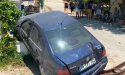 Elektrik direğini devirip evin balkonuna çarpan otomobilin sürücüsü yaralandı