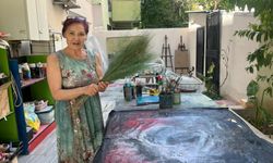 Emekli öğretmen, evinin bahçesini sanat atölyesine çevirdi