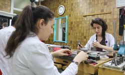 Emine, babasından öğrendiği kuyumculuk mesleğiyle asırlık kişniş takısını geleceğe taşıyor