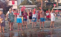 Erdek'te 30 Ağustos coşkusu: Teknedeki müziğe sahildeki tatilciler bayraklarla eşlik etti