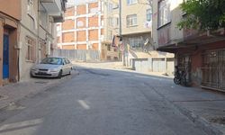 Esenler'de hakkında kayıp ihbarı olan kız, polisi görünce boğazına bıçak dayadı