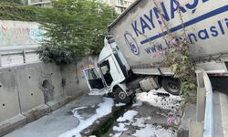 Esenler'de kumaş yüklü TIR, dere yatağına düştü: 1 yaralı / Ek görüntü