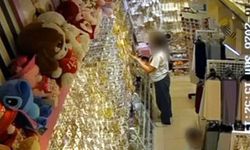 Esenyurt'ta AVM'deki mağazadan takı hırsızlığı kamerada