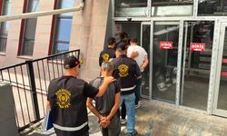 Evinde misafir ettiği arkadaşını bıçaklayarak öldüren şüpheli ve 3 arkadaşı adliyede