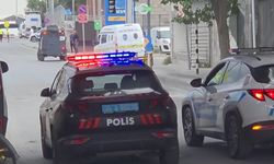 Fatih'te polise bıçakla saldırı kamerada; ayağından vurularak yakalandı