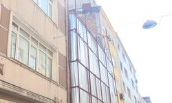 Fatih'te yıkımı yapılan bina çöktü; 2 işçi yaralandı -1