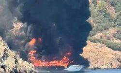 Fethiye'de koydaki tekne yandı, 115 yolcu suya atladı