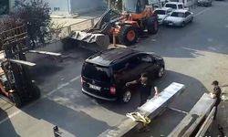 Forklifte çarpan motosikletin sürücüsü yaralandı; kaza kamerada