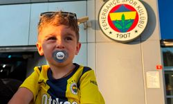 Forması çıkartılmaya çalışılan minik Fenerbahçeli taraftar, Kadıköy'de