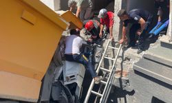 Freni boşaldığı öne sürülen kamyon, binanın duvarına çarptı; 1 yaralı