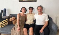 Görme engeline rağmen rengarenk çantalar örüyor