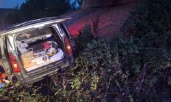 Hafif ticari araç yol kenarına savruldu; 1 ölü, 3 yaralı