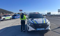 Hafif ticari aracın çarptığı motosikletteki 2 kişi yaralandı; kaza kamerada