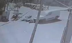 Hafif ticari araçla çarpışan motosikletteki 3 kişi yaralandı; kaza kamerada