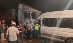 Hatay'da işçi servisi ile kamyon çarpıştı: 1 ölü, 14 yaralandı