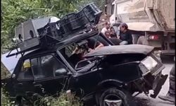 Hatay'da yayla yolunda hafriyat kamyonuyla otomobil çarpıştı; 9 yaralı (2)
