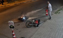 İki motosikletin çarptığı kaza kamerada; biri alev aldı, 3 yaralı