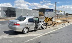 İki otomobil kafa kafaya çarpıştı; 2 yaralı