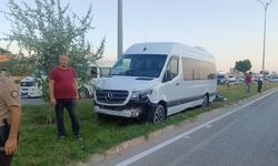 İşçi servisi refüjdeki reklam panosuna çarptı: 6 yaralı