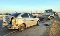 Kaçak göçmenleri taşıyan otomobil refüje çarptı; 2 yaralı