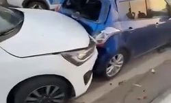 Kadıköy'de park halindeki araçlara çarpan otomobil kamerada