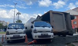 Kağıthane'de hafriyat kamyonunun damperi park halindeki aracın üzerine devrildi