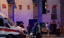 Kağıthane'de motosikletin park halindeki otomobile çarparak takla attığı kaza kamerada