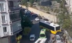 Kağıthane'de sollama yapan yolcu minibüsünün İETT otobüsüyle çarpıştığı kaza kamerada: 3 yaralı